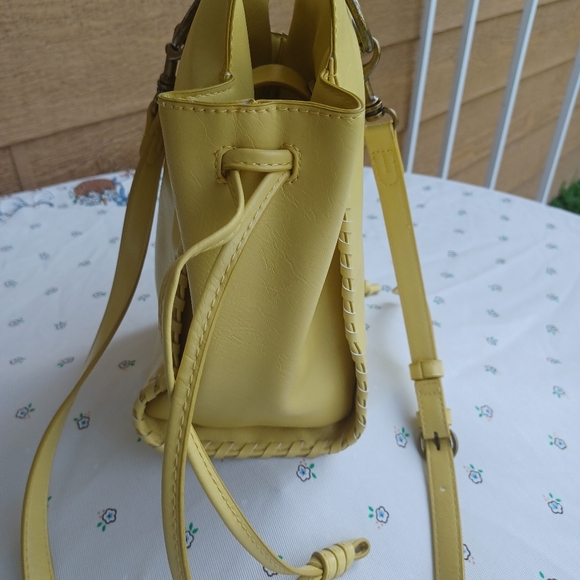 Universal Thread yellow Crossbody bucket style Purse - Picture 2 of 6